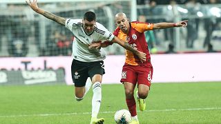 Bir pozisyonda Beşiktaşlı oyuncu Enzo Roco (solda) ile Galatasaraylı Feghouli (sağda) mücadele etti. ( Elif Öztürk - Anadolu Ajansı )