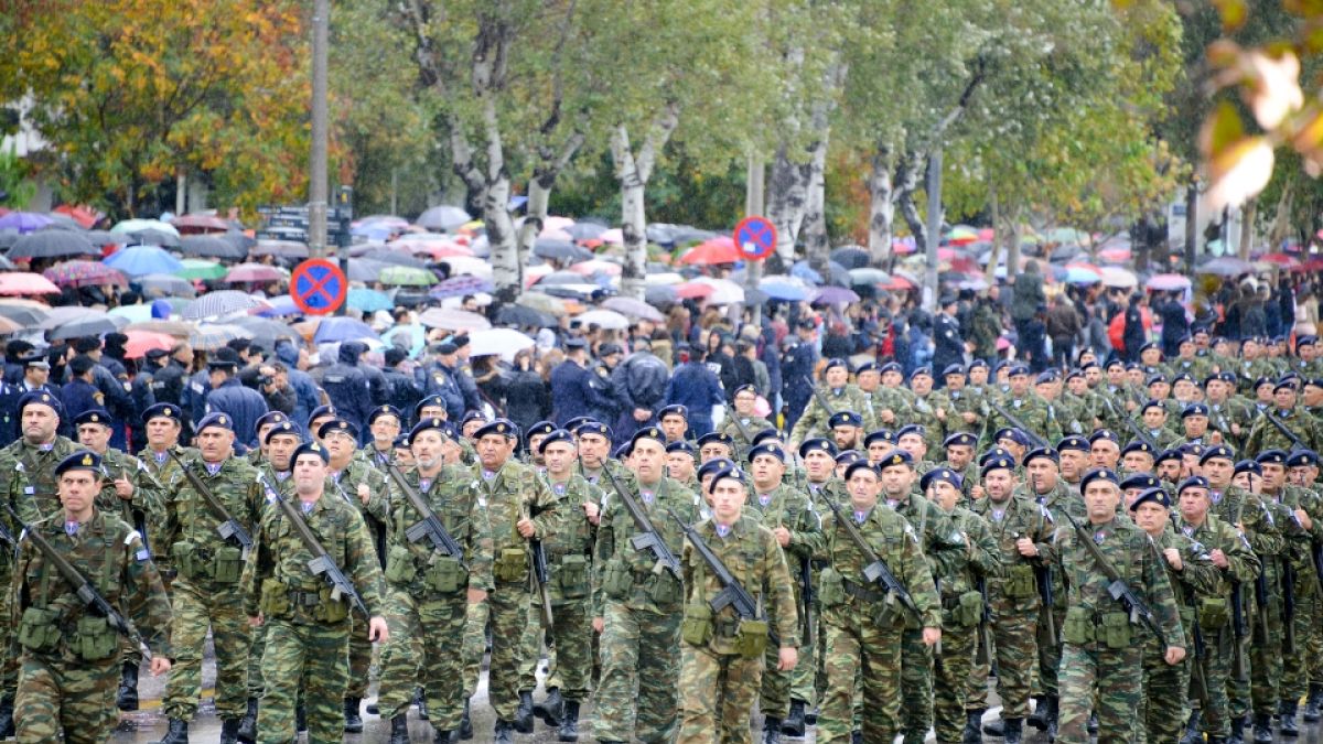 Πεζοπόρα τμήματα παρελαύνουν στη Θεσσαλονίκη, 28 Οκτωβρίου 2017