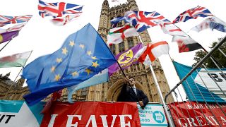Un manifestante anti-Brexit ondea una bandera de la UE ante el Parlamento de Londres, Gran Bretaña, el 25 de octubre de 2019.