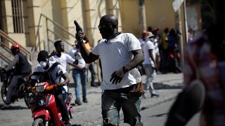 شاهد: قتيلان في تظاهرات في هايتي لمئات من عناصر الشرطة 