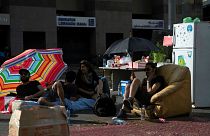 متظاهرون يسدون طريقًا سريعًا أثناء الاحتجاجات المستمرة المناهضة للحكومة في وسط بيروت- أرشيف رويترز