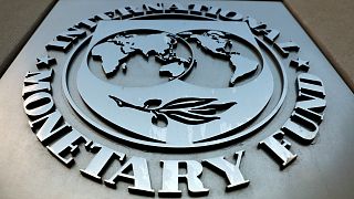 شعار صندوق النقد الدولي خارج مبنى المقر الرئيسي في واشنطن- أرشيف رويترز
