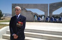 Ο αντιπτέραρχος ε.α. Κωνσταντίνος Χατζηλάκος, μπροστά στο Μνημείο πεσόντων  