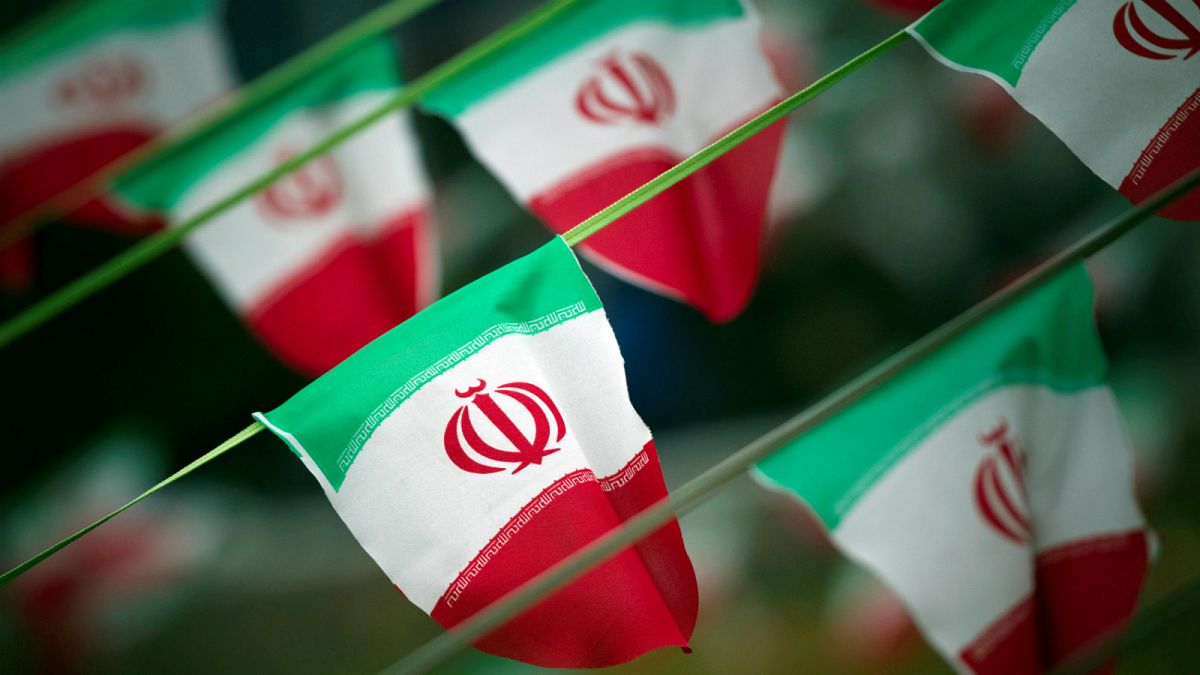 أعلام إيران- أرشيف رويترز