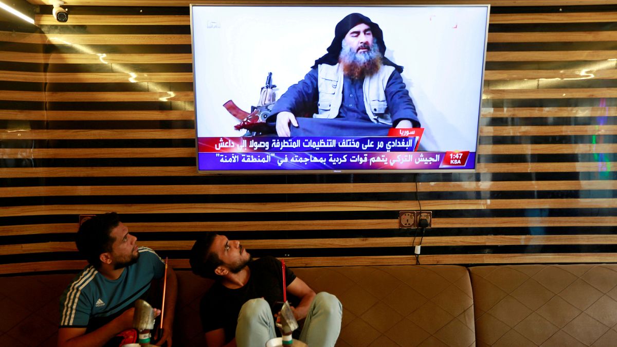 Iraki fiatalok nézik az Abu Bakr al-Bagdadi haláláról szóló tudósítást október 27-én