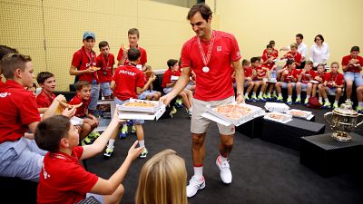 Federer vence em casa e acaba noite a comer pizza