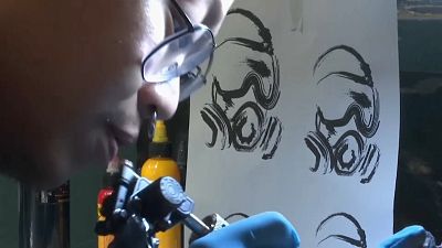 Manifestantes fazem tatuagens de protesto em Hong Kong