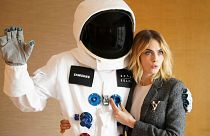 العارضة والممثلة البريطانية كارا ديليفين في حملة ترويجية لجهاز "سيلفي الفضاء"