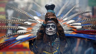 رقص و پایکوبی مکزیکی‌ها در رژۀ «روز مردگان»