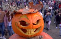 Romania: coltelli in mano e pronti a scolpire, per Halloween