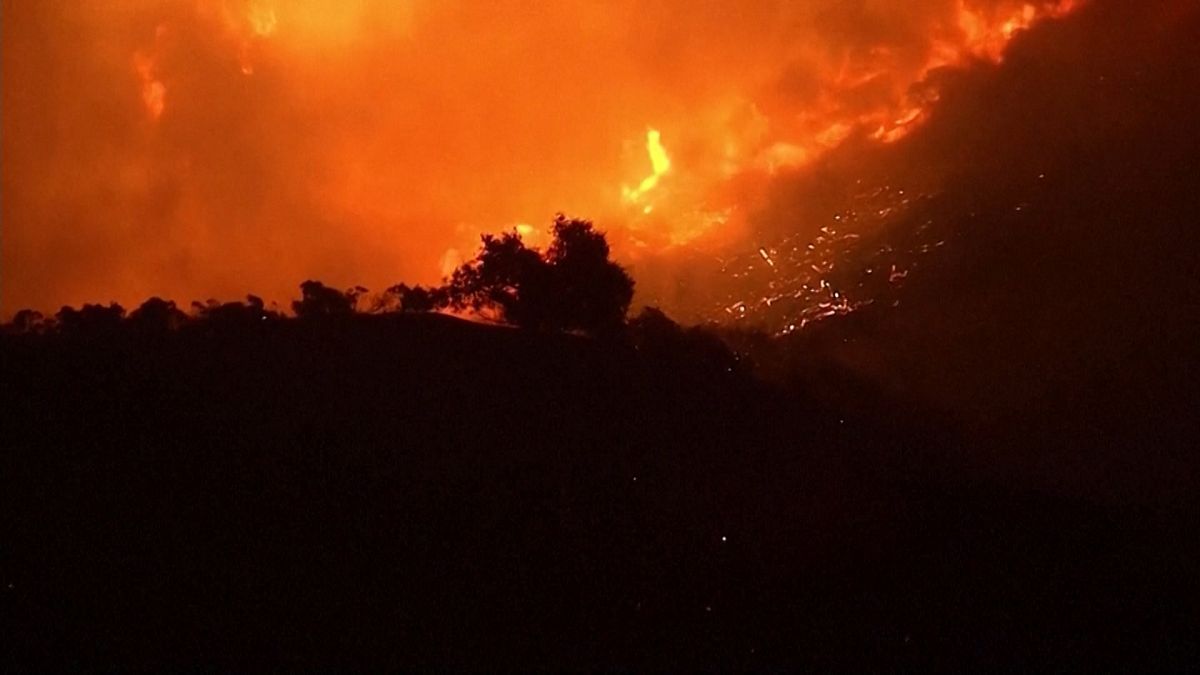 La California brucia, migliaia gli evacuati