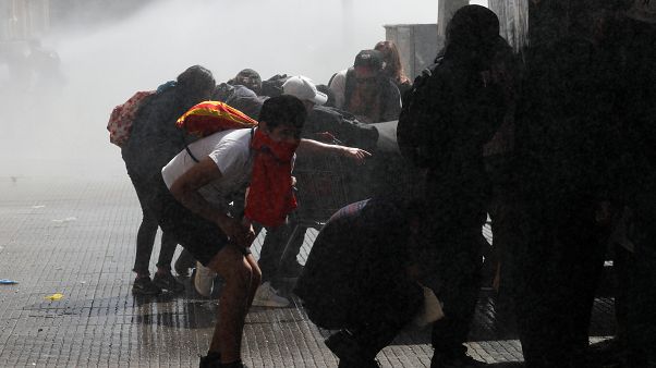 Şili Devlet Başkanı Pinera protestolar sonrası 8 bakanı görevden aldı Şili Devlet Başkanı Pinera protestolar sonrası 8 bakanı görevden aldı