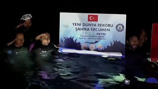 شاهد: تركية تحطم رقماً قياسياً جديداً بالسباحة تحت مياه جليدية