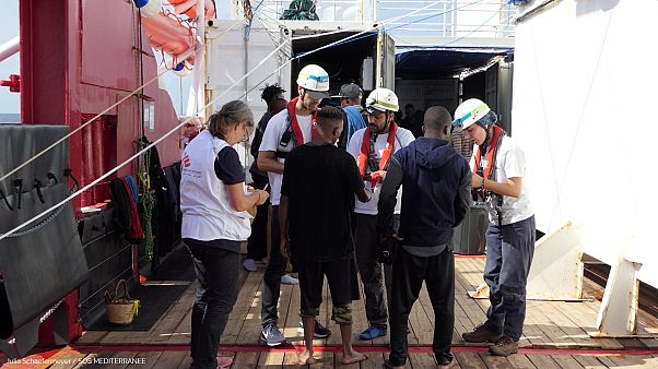 Ocean Viking güvertesindeki Sınır Tanımayan Doktorlar üyeleri bir kurtarma operasyonunda Ocean Viking güvertesindeki Sınır Tanımayan Doktorlar üyeleri bir kurtarma operasyonunda
