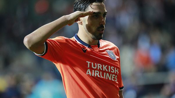 İrfan Can Kahveci asker selamı verirken İrfan Can Kahveci asker selamı verirken