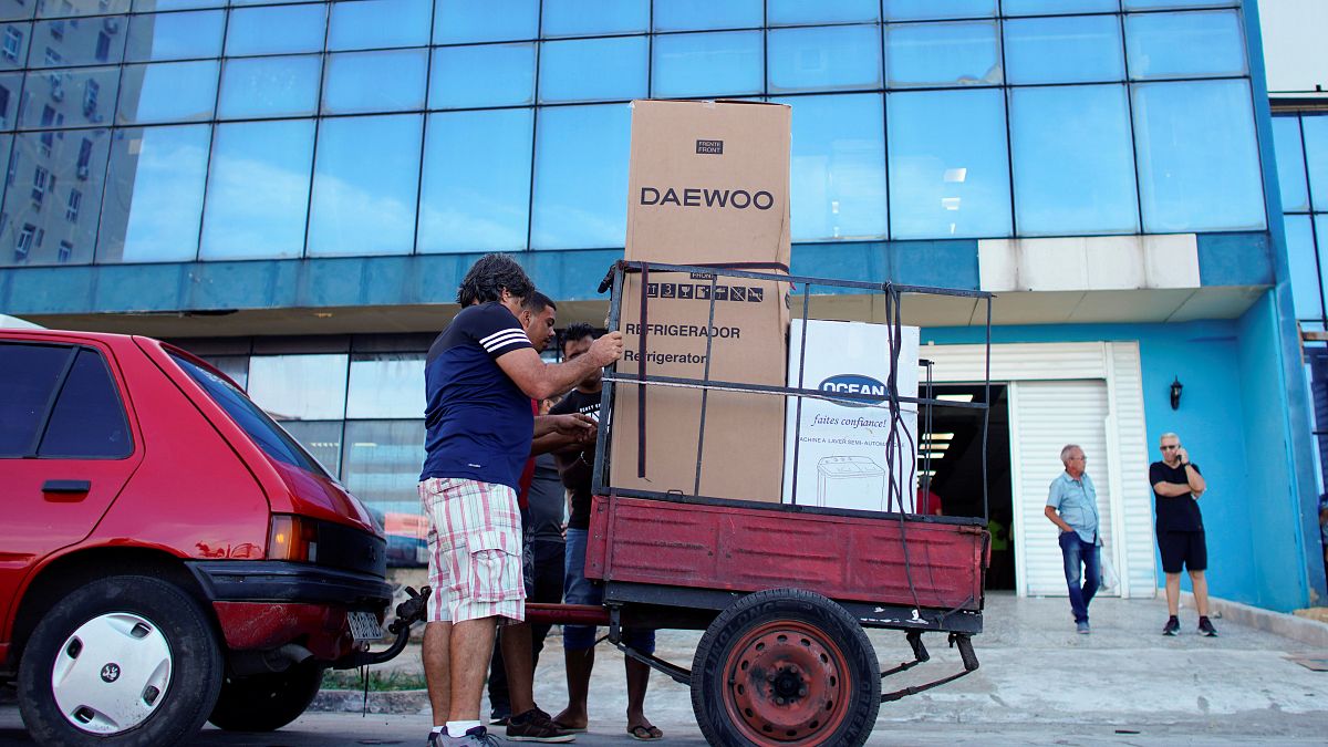Cubanos transportan los productos que han comprado en divisas