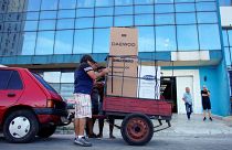 Cubanos transportan los productos que han comprado en divisas