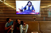 عراقيون يتابعون الأخبار في النجف عن مقتل البغدادي - 2019/10/27