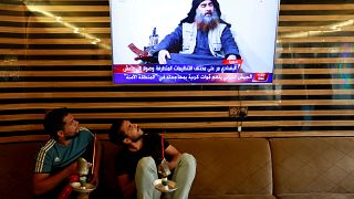 عراقيون يتابعون الأخبار في النجف عن مقتل البغدادي - 2019/10/27
