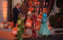 شاهد: ترامب يرحب بالديناصورات والأميرات في البيت الأبيض احتفالا بالهالوين 