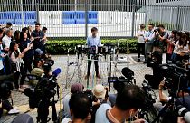 الناشط جوشوا وونغ يتحدث إلى الصحفيين بعد استبعاده من الترشح/ هونغ كونغ- أرشيف رويترز