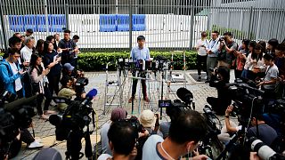الناشط جوشوا وونغ يتحدث إلى الصحفيين بعد استبعاده من الترشح/ هونغ كونغ- أرشيف رويترز