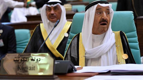 أمير الكويت يطالب بإنهاء أزمة قطر مع السعودية وحلفائها أمير الكويت يطالب بإنهاء أزمة قطر مع السعودية وحلفائها