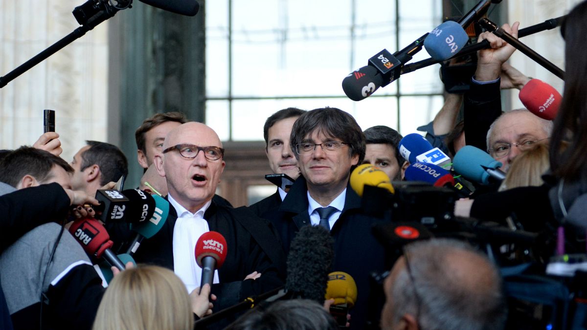  الرئيس الكاتالوني المقال كارلس بيغديمونت يتحدث إلى وسائل الإعلام في العاصمة البلجيكية بروكسل