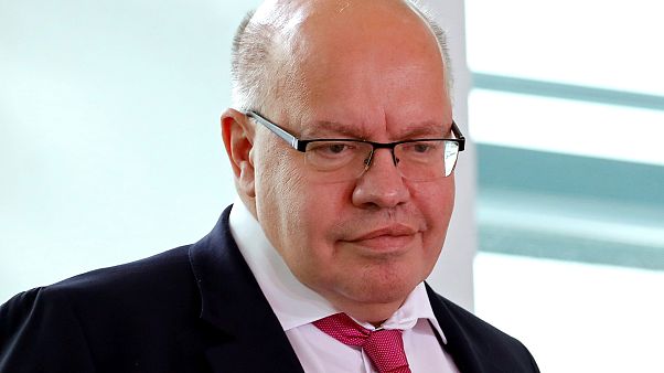 Alman Ekonomi Bakanı katıldığı konferansta sahneden inerken yüzüstü düştü Alman Ekonomi Bakanı katıldığı konferansta sahneden inerken yüzüstü düştü