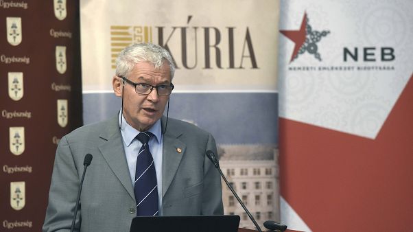 Polt Péter beszédet mond a Törvénysértő perek 1945 után - a kutatás lehetőségei címmel megtartott konferencián Budapesten Polt Péter beszédet mond a Törvénysértő perek 1945 után - a kutatás lehetőségei címmel megtartott konferencián Budapesten