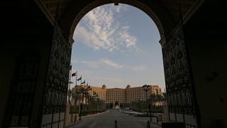 شاهد: أول وفد سياحي يزور الرياض المحافظة بعد أن فتحت السعودية أبوابها للسياح الأجانب