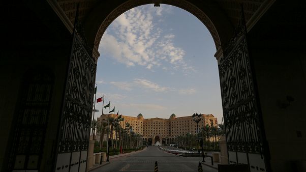 شاهد: أول وفد سياحي يزور الرياض المحافظة بعد أن فتحت السعودية أبوابها للسياح الأجانب شاهد: أول وفد سياحي يزور الرياض المحافظة بعد أن فتحت السعودية أبوابها للسياح الأجانب