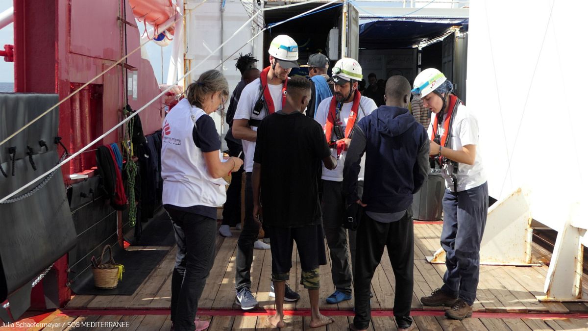 أعضاء منظمة أطباء بلا حدود يتحدثون إلى المهاجرين على متن سفينة الإنقاذ "أوشن فايكنغ"