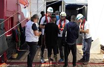 أعضاء منظمة أطباء بلا حدود يتحدثون إلى المهاجرين على متن سفينة الإنقاذ "أوشن فايكنغ"