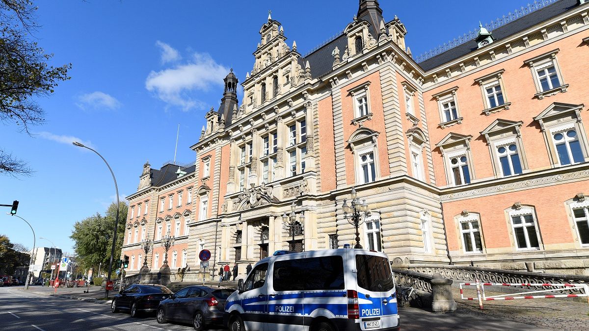 Polizei sichert das Gebäude des Landgerichts in Hamburg.