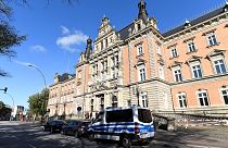 Polizei sichert das Gebäude des Landgerichts in Hamburg.