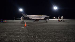 شاهد: مركبة تابعة لسلاح الجو الأمريكي تعود إلى الأرض بعد عامين في الفضاء