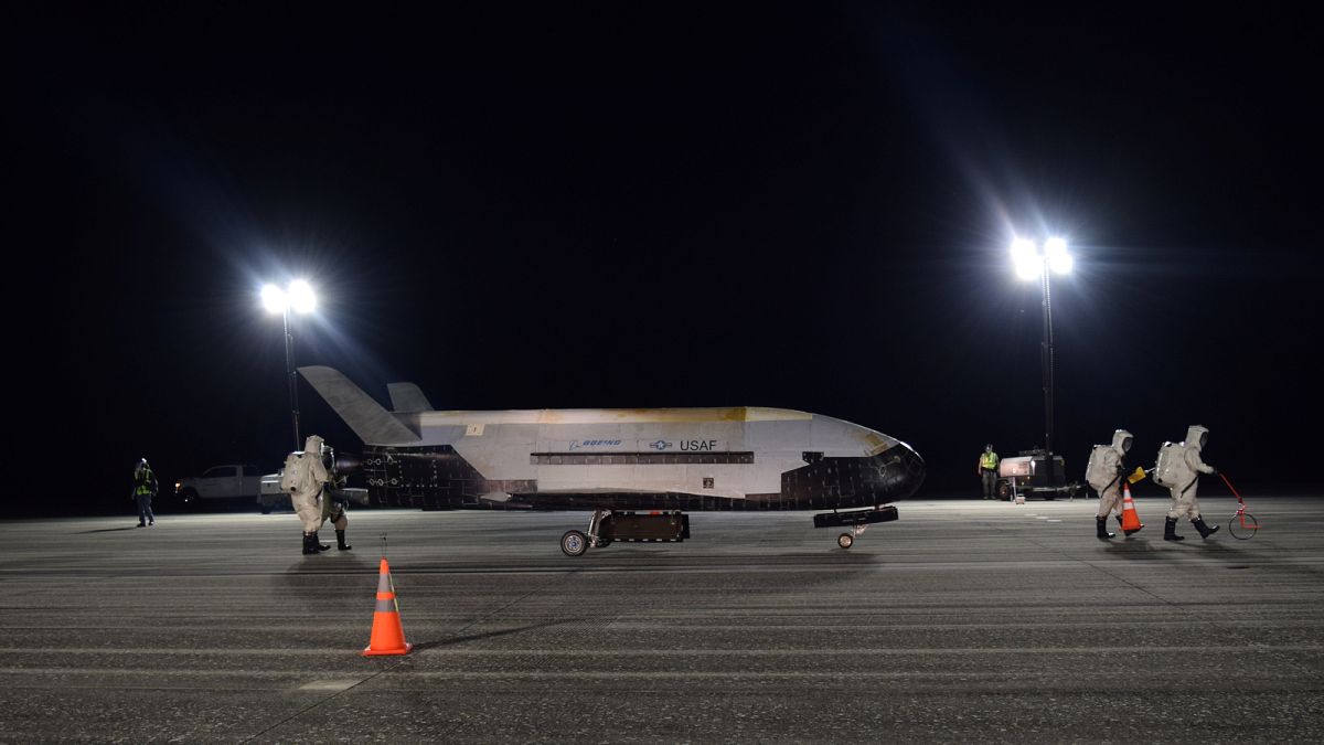 Az X-37B landolás után a floridai űrközpontban