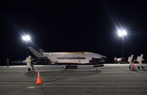 Az X-37B landolás után a floridai űrközpontban