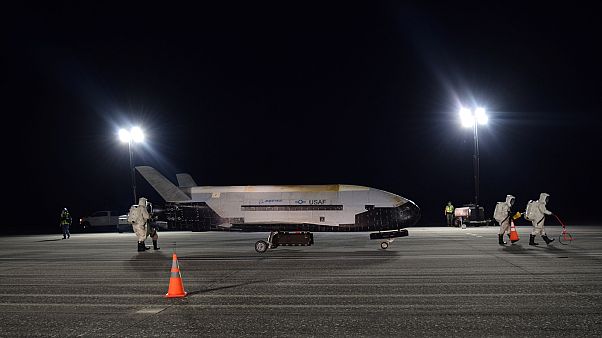 Az X-37B landolás után a floridai űrközpontban Az X-37B landolás után a floridai űrközpontban