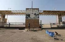 مقاتل سوري مدعوم من تركيا يسير في بلدة تل أبيض الحدودية ، سوريا 27 أكتوبر 2019 