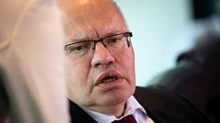 Germania: il ministro dell'Economia inciampa e cade dal palco, naso rotto