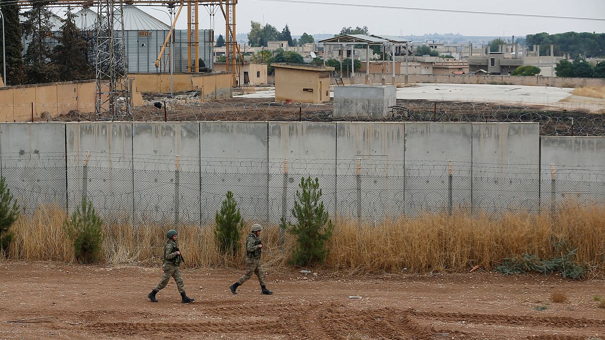 Türk askerleri Ceylenpınardaki Suriye sınırında devriye geziyor