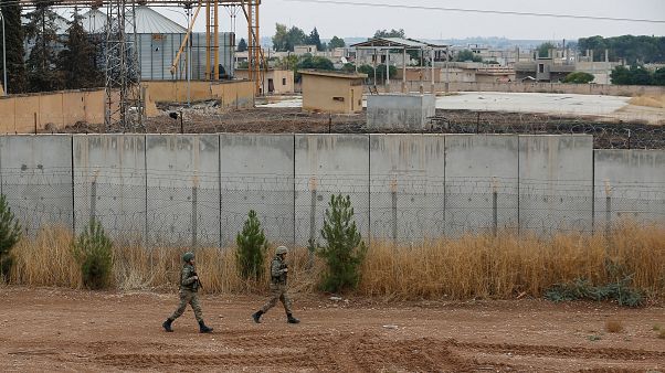 Türk askerleri Ceylenpınardaki Suriye sınırında devriye geziyor Türk askerleri Ceylenpınardaki Suriye sınırında devriye geziyor