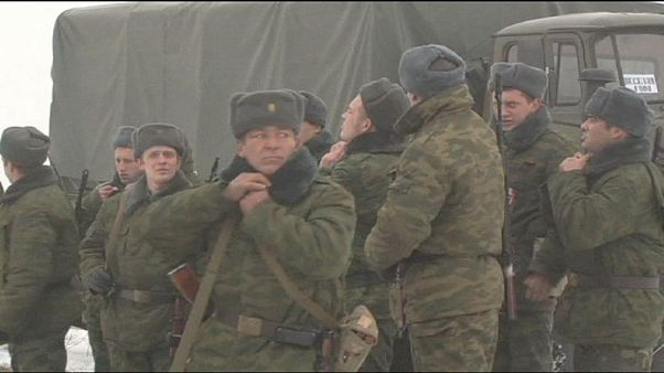Ukrayna ordusu ve Rusya destekli ayrılıkçılar barış görüşmeleri için geri çekilmeye başladı Ukrayna ordusu ve Rusya destekli ayrılıkçılar barış görüşmeleri için geri çekilmeye başladı