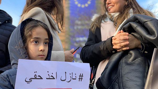 تجمع مخالفان عراقی در مقابل ساختمان کمیسیون اروپا تجمع مخالفان عراقی در مقابل ساختمان کمیسیون اروپا