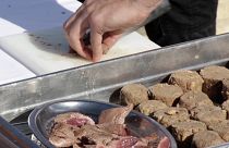 فريق من الطهاة يصنع أطباقا رومانية من وصفات عمرها 2000 عام