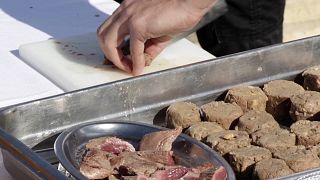 فريق من الطهاة يصنع أطباقا رومانية من وصفات عمرها 2000 عام