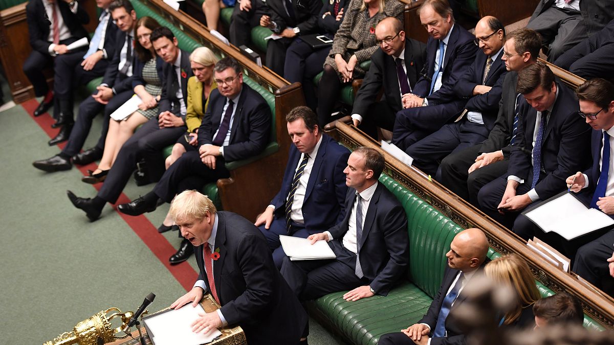 Avam Kamarası'nda İngiltere Başbakanı Boris Johnson erken seçim tartışmalarında konuşurken 