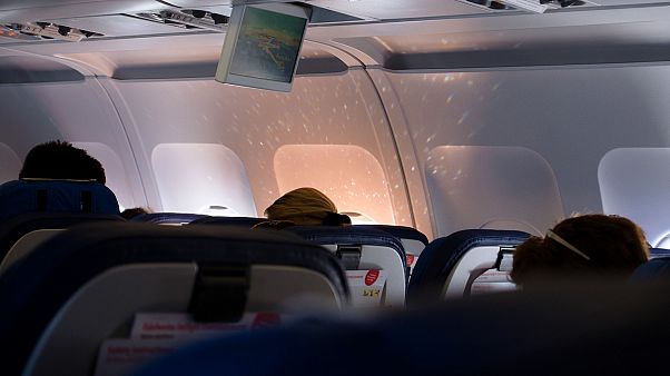 3 Std Warten: Schweizer von NALU geben spontan ein Konzert im Flugzeug 3 Std Warten: Schweizer von NALU geben spontan ein Konzert im Flugzeug